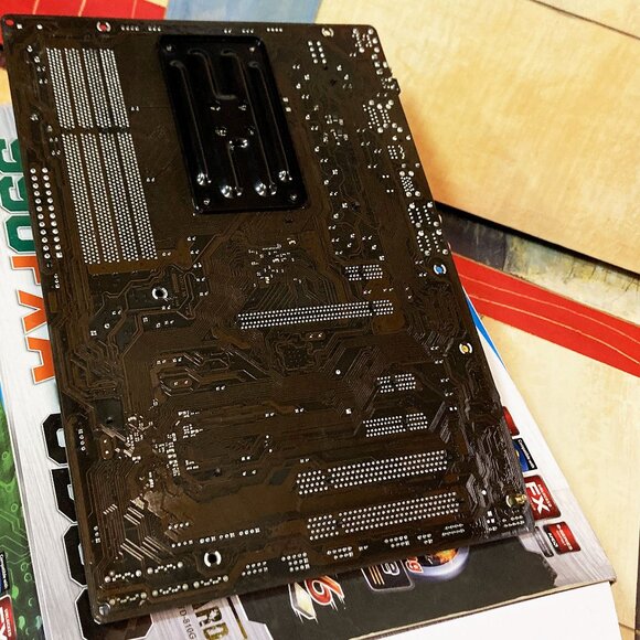 ASROCK 970 EXTREME3 R2.0 AM3+ MOTHERBOARD ATX DDR3 AMD FX UEFI SECURE BOOT - Picture 4 of 11